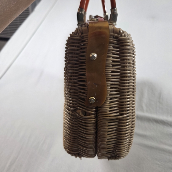 Elegant Tan Wicker Shoulder Bag with Floral Accents - Picture 9 of 11